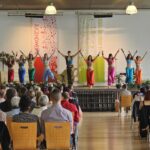 Bühnenbild mit Tanzgruppe