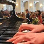 Spielen eines Klaviers